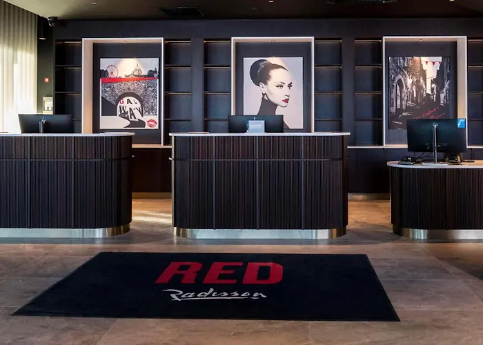 מלון Radisson Red 4*