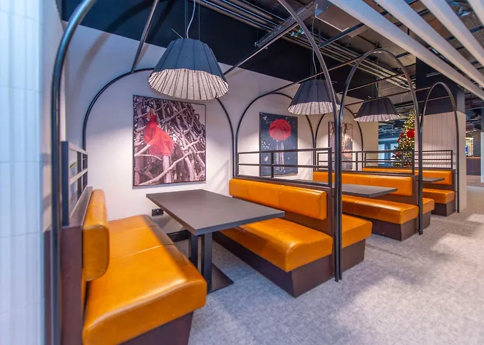 מלון Radisson Red 4*