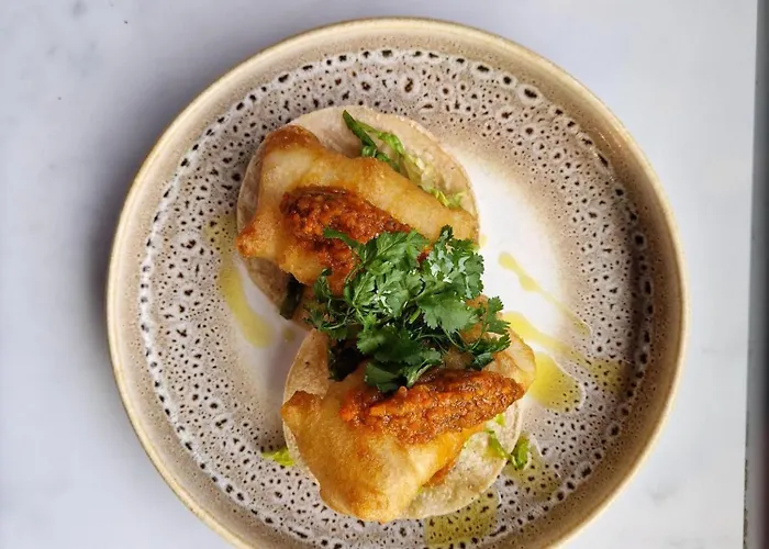 מלון Radisson Red 4*