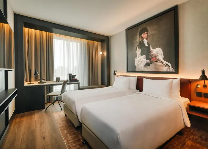 מלון Radisson Red 4*