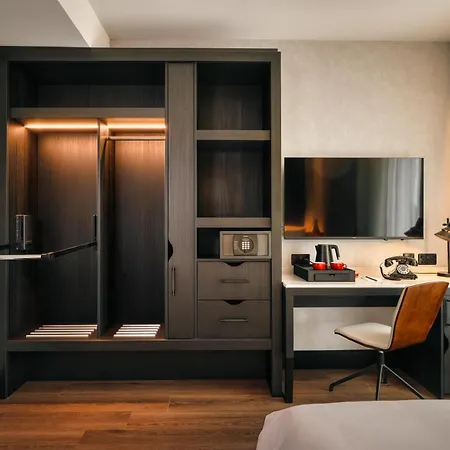 מלון Radisson Red 4*